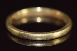 An 18ct gold wedding band / ring, 2.6g, size K