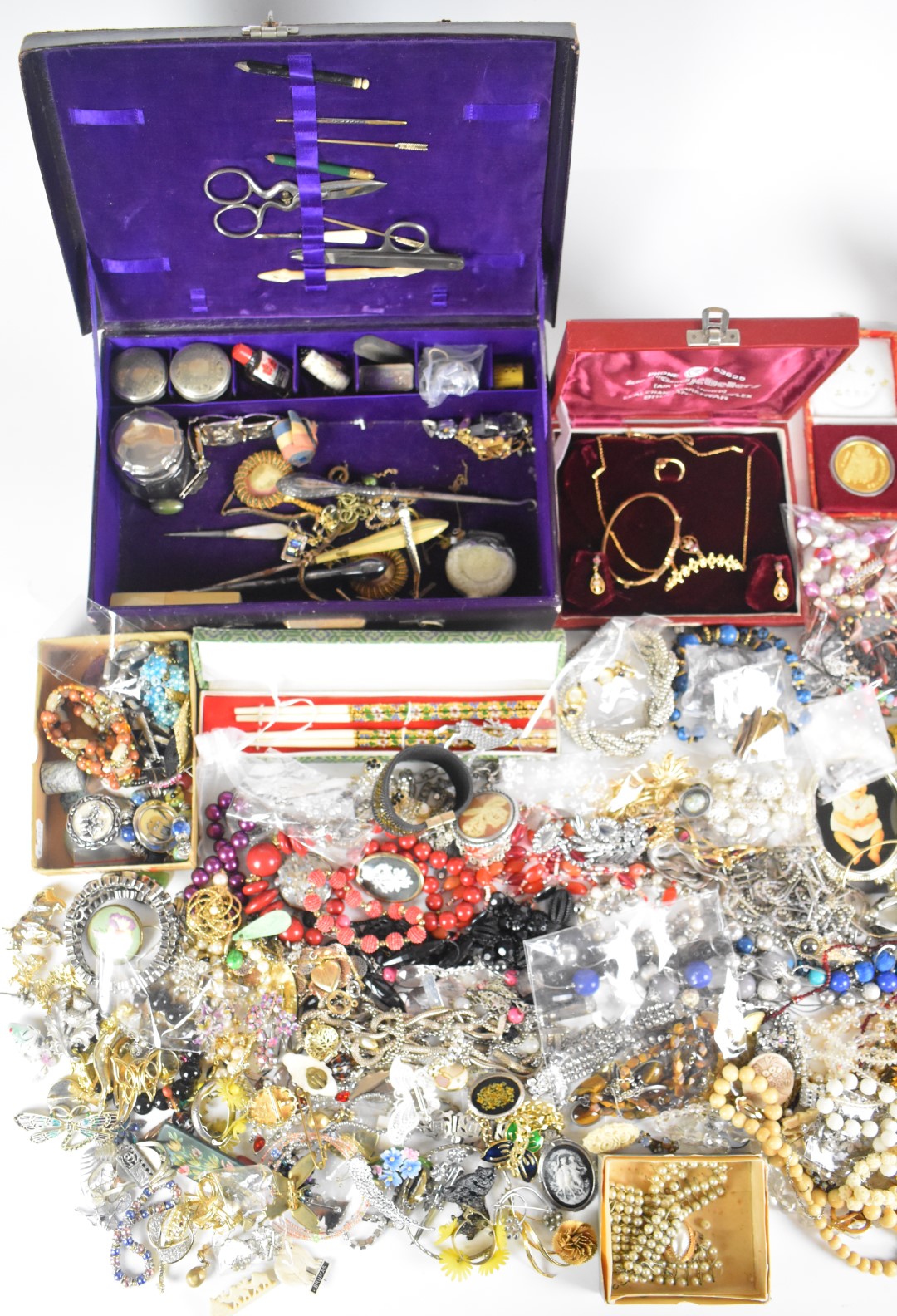 A collection of jewellery including vintage and Art Deco brooches, Monet and other vintage - Image 2 of 3