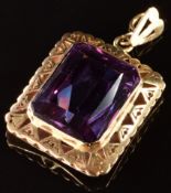 A 14k gold pendant set with an emerald cut synthetic sapphire, 12.9g, 3 x 2.5cm