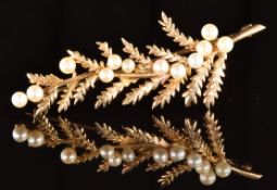 A 9ct gold fern brooch set with pearls, 5.6g, 5.2cm