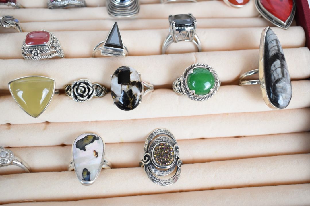 Seventy silver rings including malachite, pressed amber, spinel, amethyst, opal, quartz, garnet, - Image 3 of 9