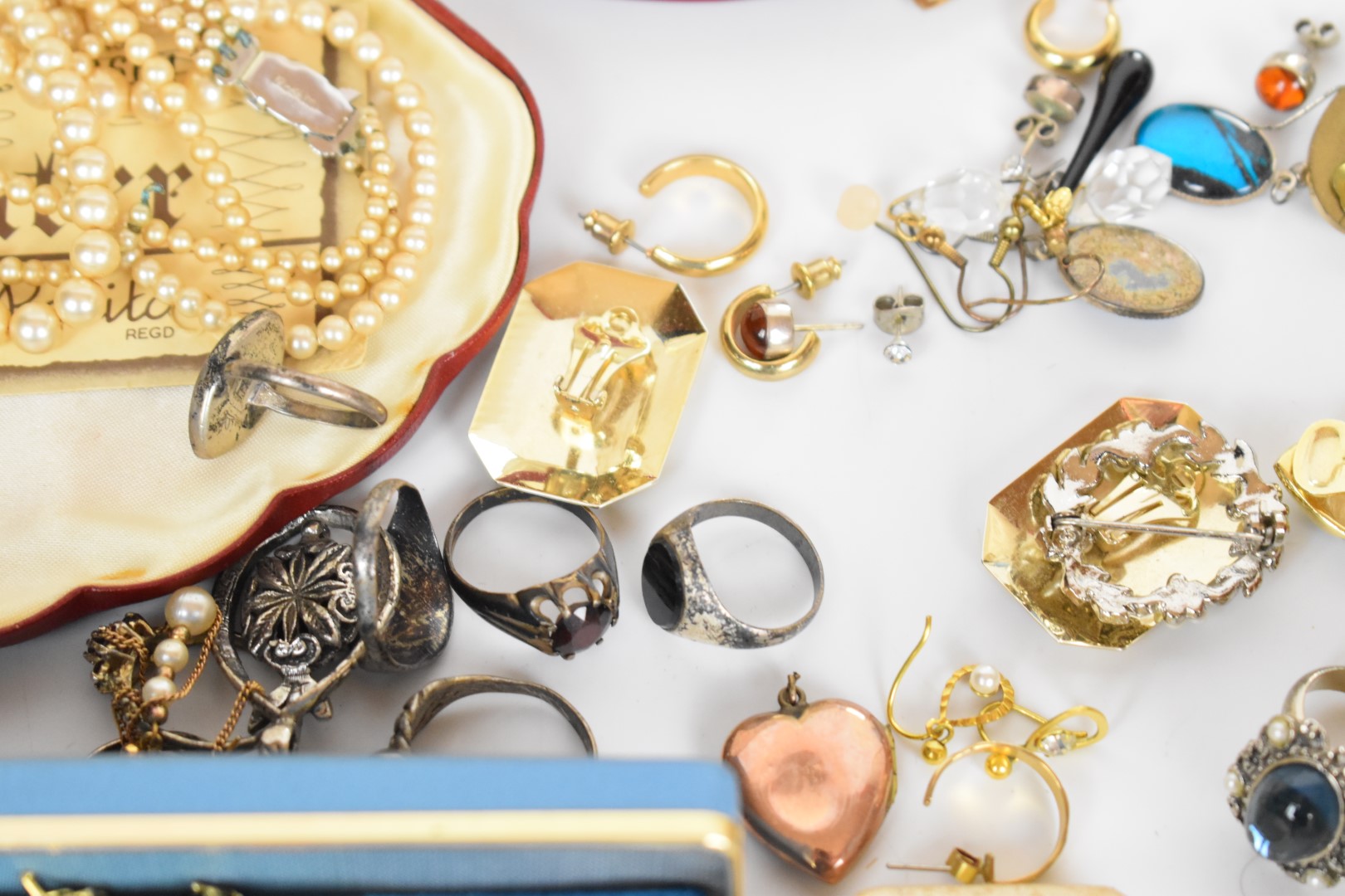 A collection of jewellery including Florenza brooch, Miracle pendant, Sphinx pendant, six silver - Image 11 of 12