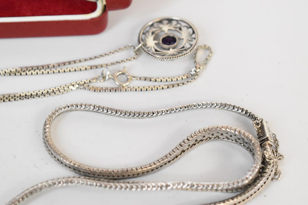 A collection of jewellery including jet necklace, silver ring set with marcasite, agate brooch, - Image 3 of 7