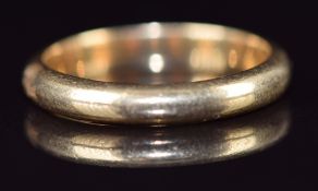 A yellow metal wedding band / ring (tests as 18ct gold), 5.2g, size Q