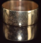 A 9ct gold wedding band / ring, 6g, size 1/2