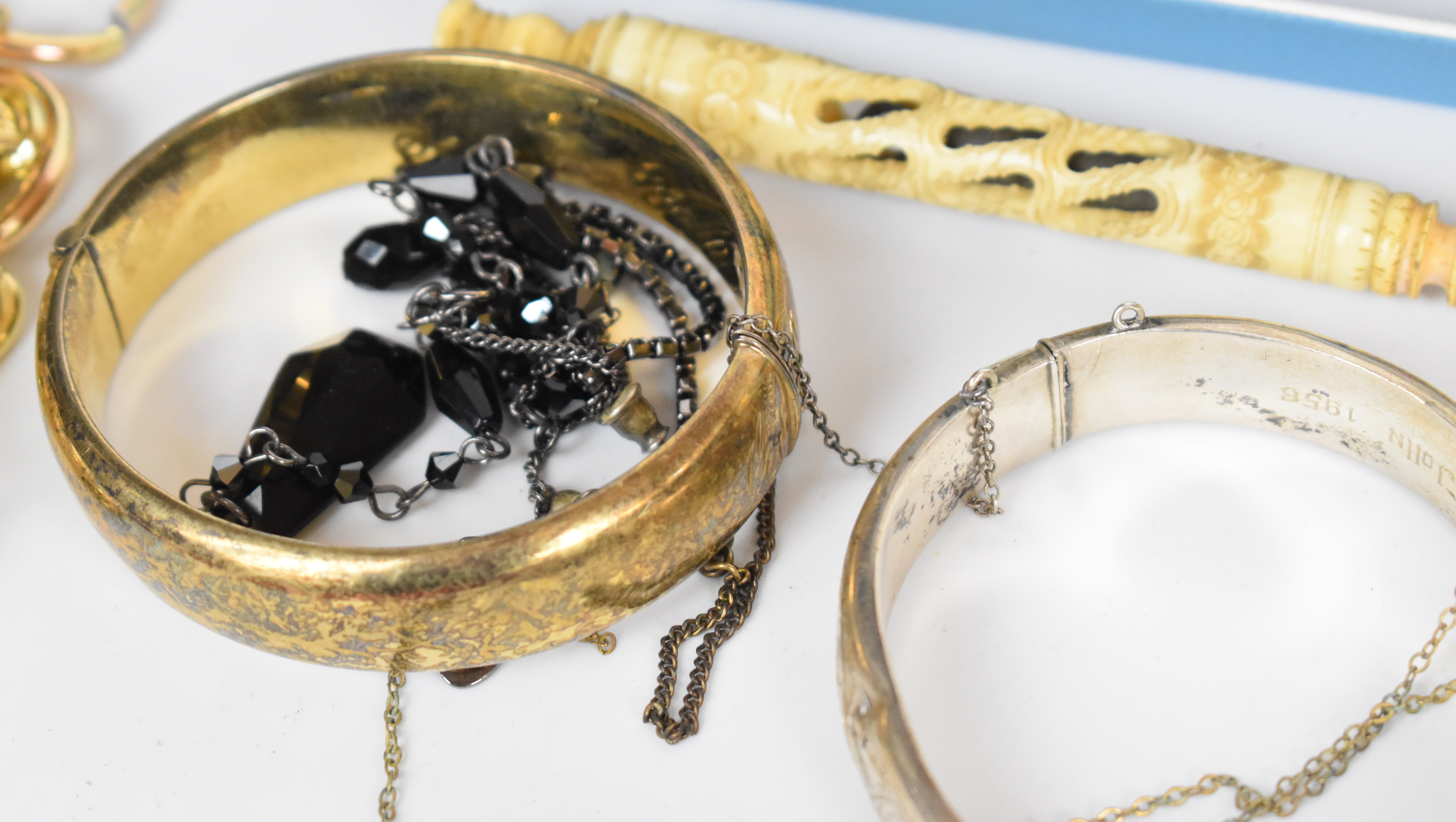 A collection of jewellery including Florenza brooch, Miracle pendant, Sphinx pendant, six silver - Image 10 of 12