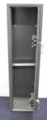 Metal shotgun or rifle cabinet with two sets of keys, 130 x 35 x 30cm.