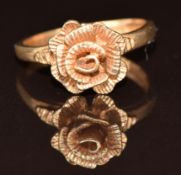 A 9ct gold ring in the form of a flower, 3.7g, size N