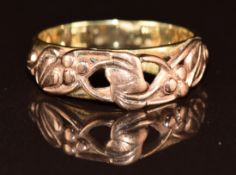 Clogau 9ct gold bi-coloured ring set with foliate decoration, in original box, 4.4g, size T