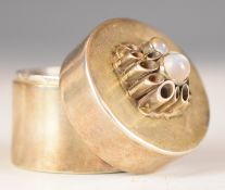 Retro Stuart Devlin style pill pot, the lid set with a series of tubes and moonstone cabochons,