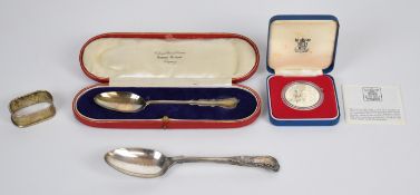 Cased 1977 Royal Mint silver commemorative coin, hallmarked silver spoon, London 1925, maker