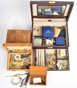 A collection of jewellery including earrings, 9ct gold chain made up of box links (3g), two