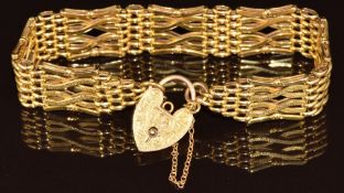 A 9ct gold gate bracelet with heart padlock clasp, 11.1g, 17cm