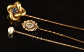 Victorian 18ct gold stick pin in the form of a knot set with a sapphire (3.3g), a 15ct gold stick