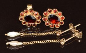 Two pairs of 9ct gold earrings, one pair set with garnets and the other pearls, 3.6g