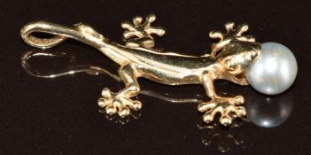 A 14k gold pendant in the form of a lizard, set with a pearl, 3g, 3.3cm