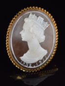 A 9ct gold brooch set with a cameo of Queen Elizabeth II, 14.1g, 4 x 5cm