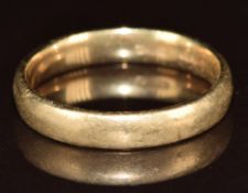 A 9ct gold wedding band / ring, 3.6g, size S