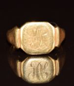 An 18ct gold signet ring, 3.5g, size E