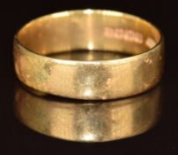 An 18ct gold wedding band / ring, 6.3g, size Y