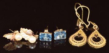 Two pairs of 9ct gold earrings, one pair set with a pearl and the other with synthetic spinel (2.2g)