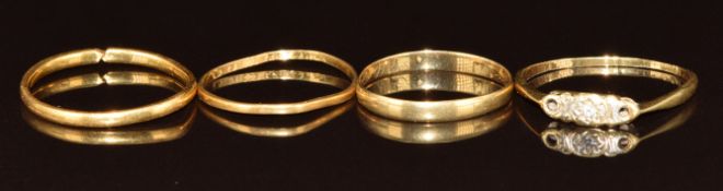 Two 22ct gold wedding bands / rings (2.3g) and two 18ct gold rings (2g)