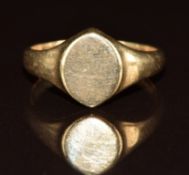 A 9ct gold signet ring, 2.7g, size J