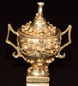 A 9ct gold charm / pendant in the form of a twin handled vase with hinged lid, 13.3g, 3.3cm