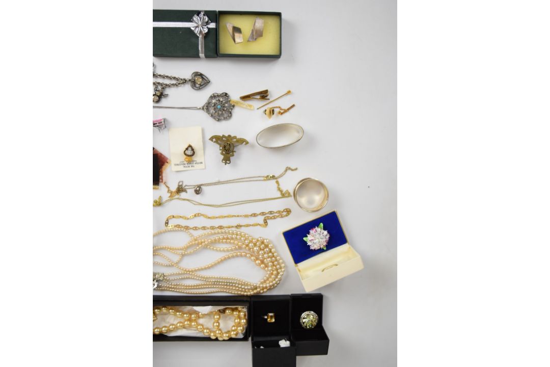 A collection of jewellery, some silver including two napkin rings, Celtic brooch, earrings, - Image 2 of 5