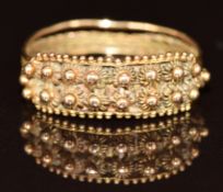 A yellow metal ring with rope and sphere decoration, 1.9g, size P