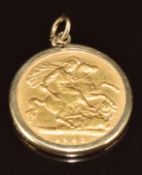 A 9ct gold pendant set with a 1902 gold half sovereign, 4.8g