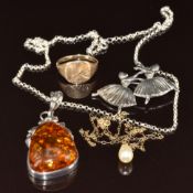 A 9ct gold chain and faux pearl pendant (0.3g), 9ct gold signet ring (2.7g, size R), hallmarked