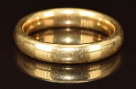 An 18ct gold wedding band / ring, 8.8g, size Q