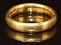 A 22ct gold wedding band / ring, 7.9g, size O