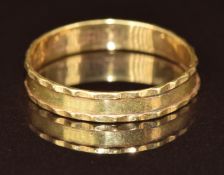 An 18ct gold wedding band / ring, 1.9g, size P