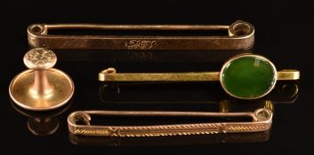 A 9ct gold brooch set with nephrite jade, 9ct rose gold brooch, 9ct gold stud (5.6g) and a 15ct gold