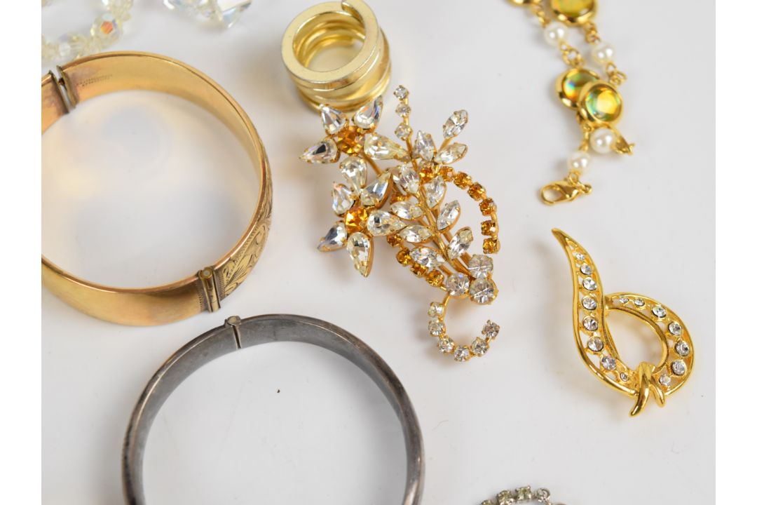 A collection of jewellery including vintage spider brooch, diamanté necklace, Coro bracelet, vintage - Image 3 of 9