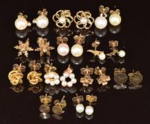 Twelve pairs of 9ct gold earrings including knots, six pairs set with pearls, etc, 13.8g
