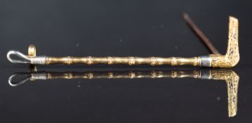 A 15ct bi coloured gold brooch in the form of a riding crop, 4.4g, 5.7cm