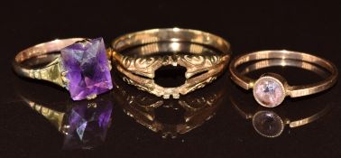 Two 9ct gold rings set with amethysts and a 9ct gold ring mount, 5.7g, sizes K, O & W
