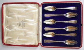 Cased set of Hamilton & Inches Scottish hallmarked silver grapefruit spoons, Edinburgh 1926,