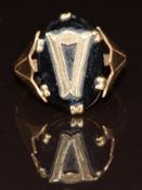A 9ct gold ring set with onyx and a gold initial, 3g, size M