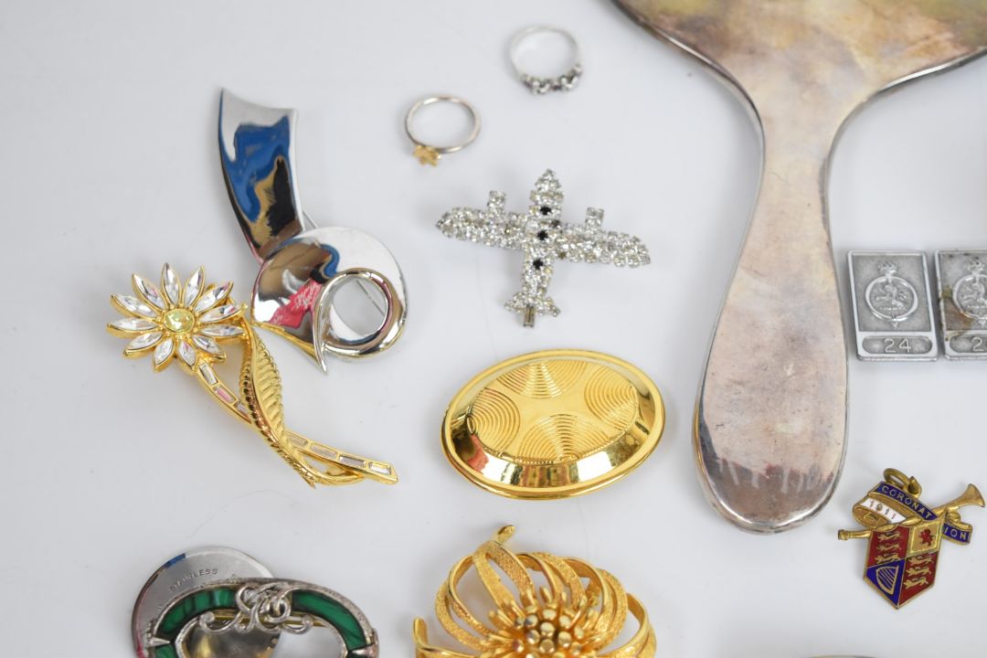 A collection of jewellery, some silver including bangle, mirror, two rings, cigarette case, brooch - Image 6 of 7