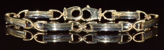 A 9ct gold bi-coloured bracelet 11.2g, 19cm