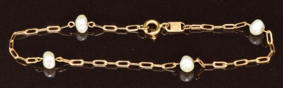An 18ct gold bracelet set with pearls, 2.6g, 18cm