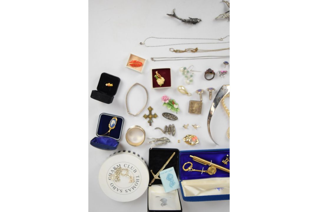 A collection of jewellery, some silver including two napkin rings, Celtic brooch, earrings, - Image 4 of 5