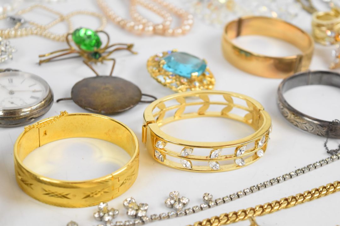 A collection of jewellery including vintage spider brooch, diamanté necklace, Coro bracelet, vintage - Image 9 of 9