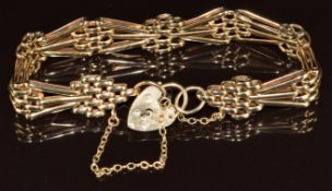 A 9ct gold bracelet with heart padlock clasp, 16.5g, 17.5cm