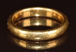 A 22ct gold wedding band / ring, 7.1g, size P