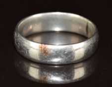 A platinum wedding band / ring, 5.7g, size L